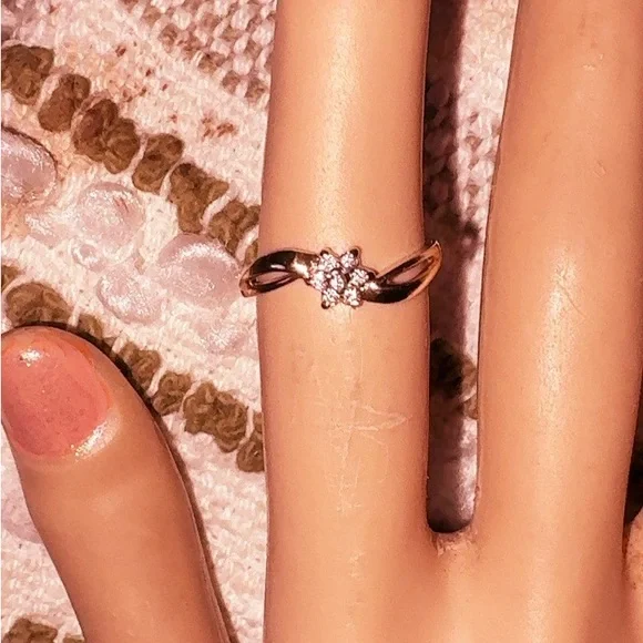 Elegant solid 10k yellow Gold Floral Ring - Picture 3 of 10